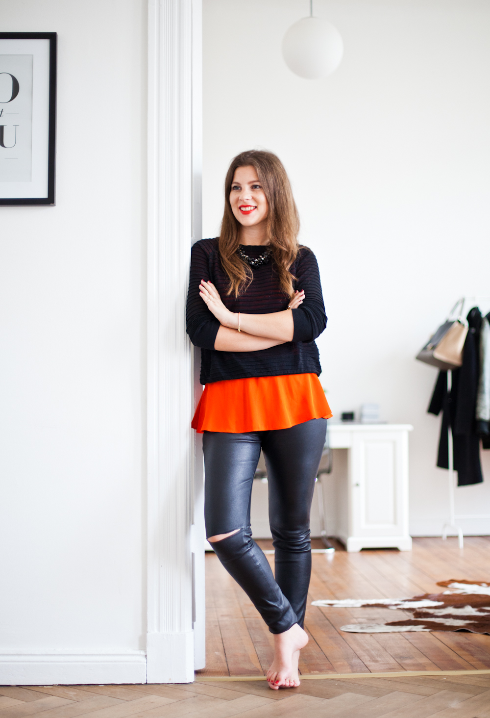 Basic Casual: Outfit mit roter Lederhose und Converse Basic Casual: Outfit mit roter Lederhose und Converse