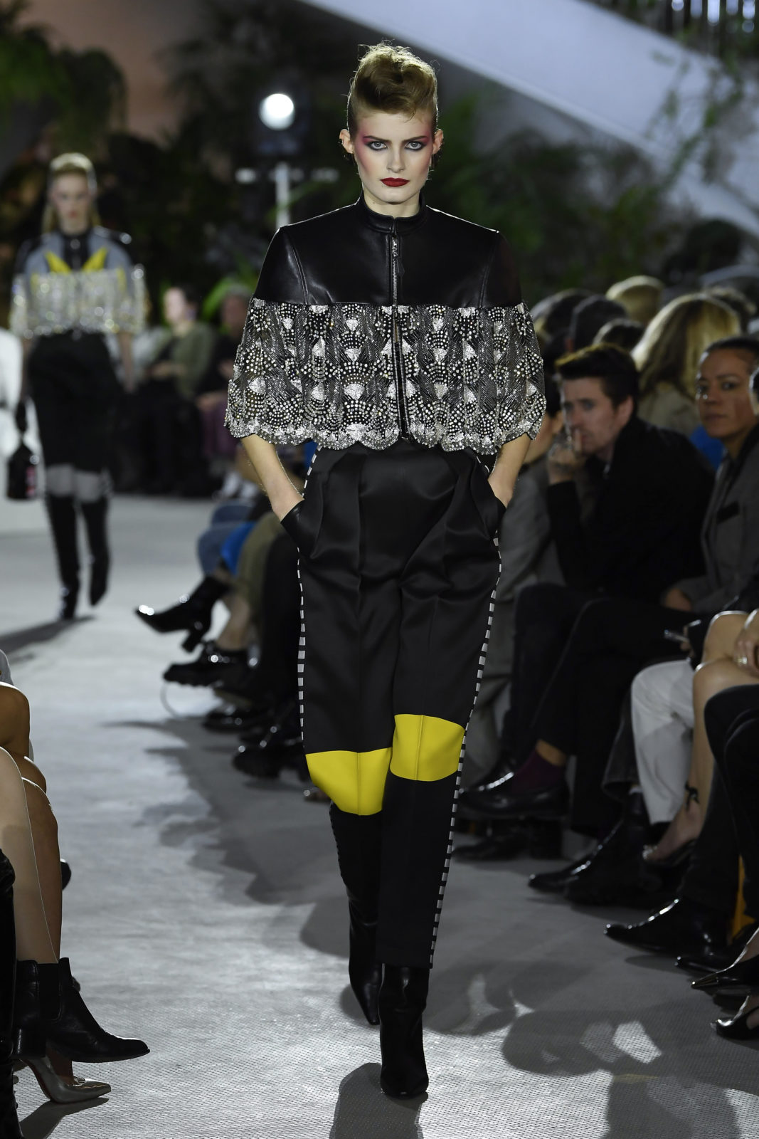 Anzug mit Pailletten Louis Vuitton, schwarz - Vintage Couture Gallery