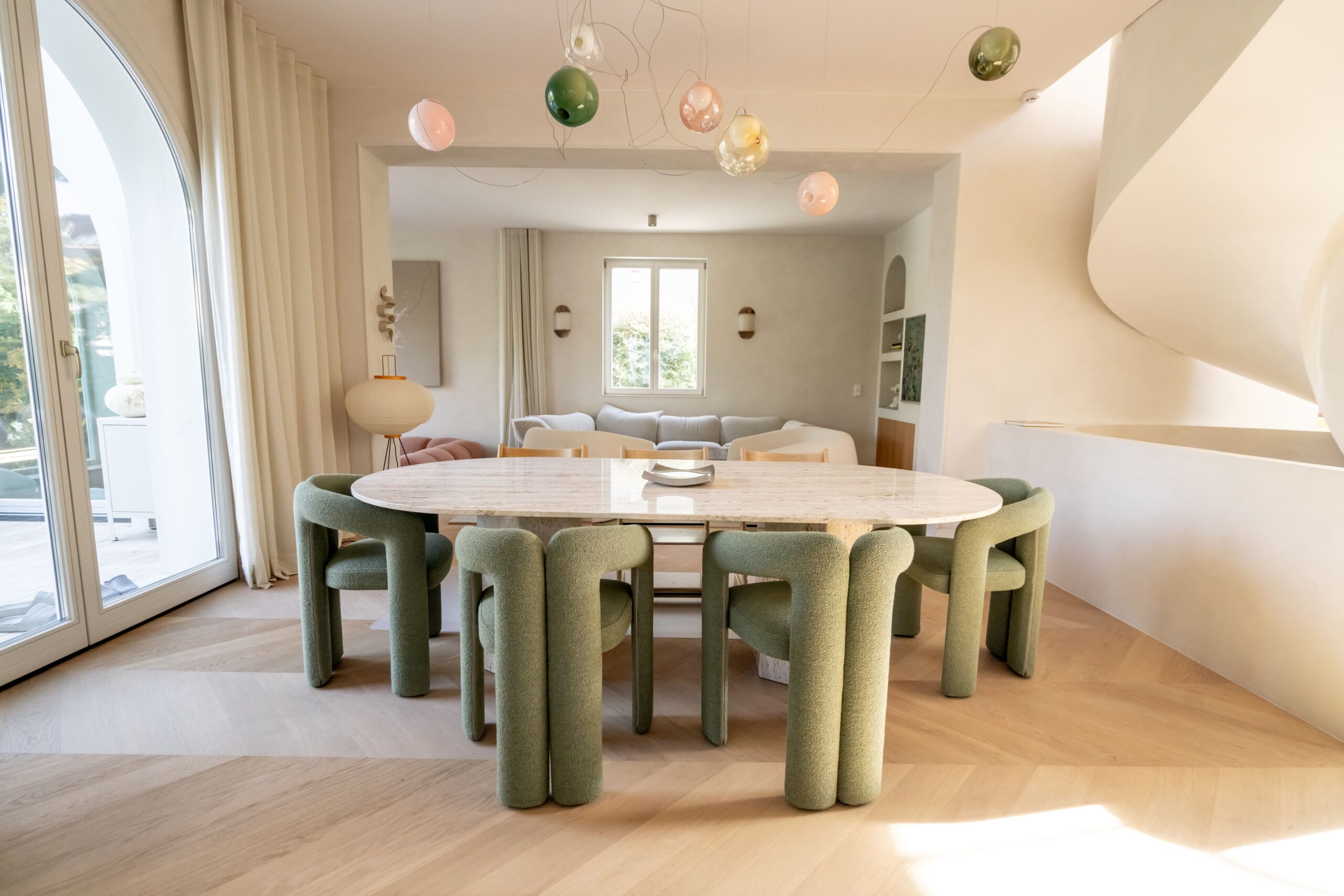 Esszimmer mit Blick auf das Wohnzimmer