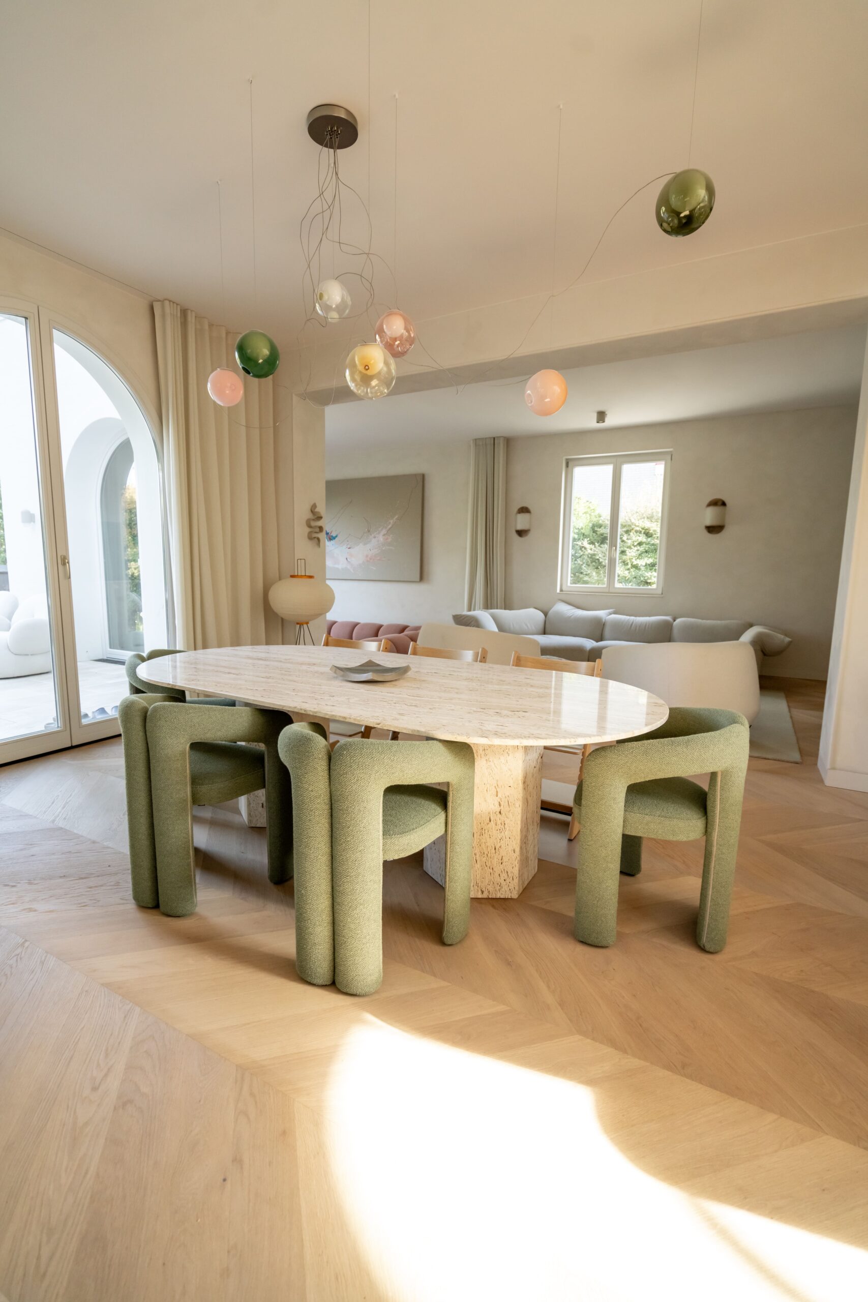 Esszimmer mit Blick auf das Wohnzimmer