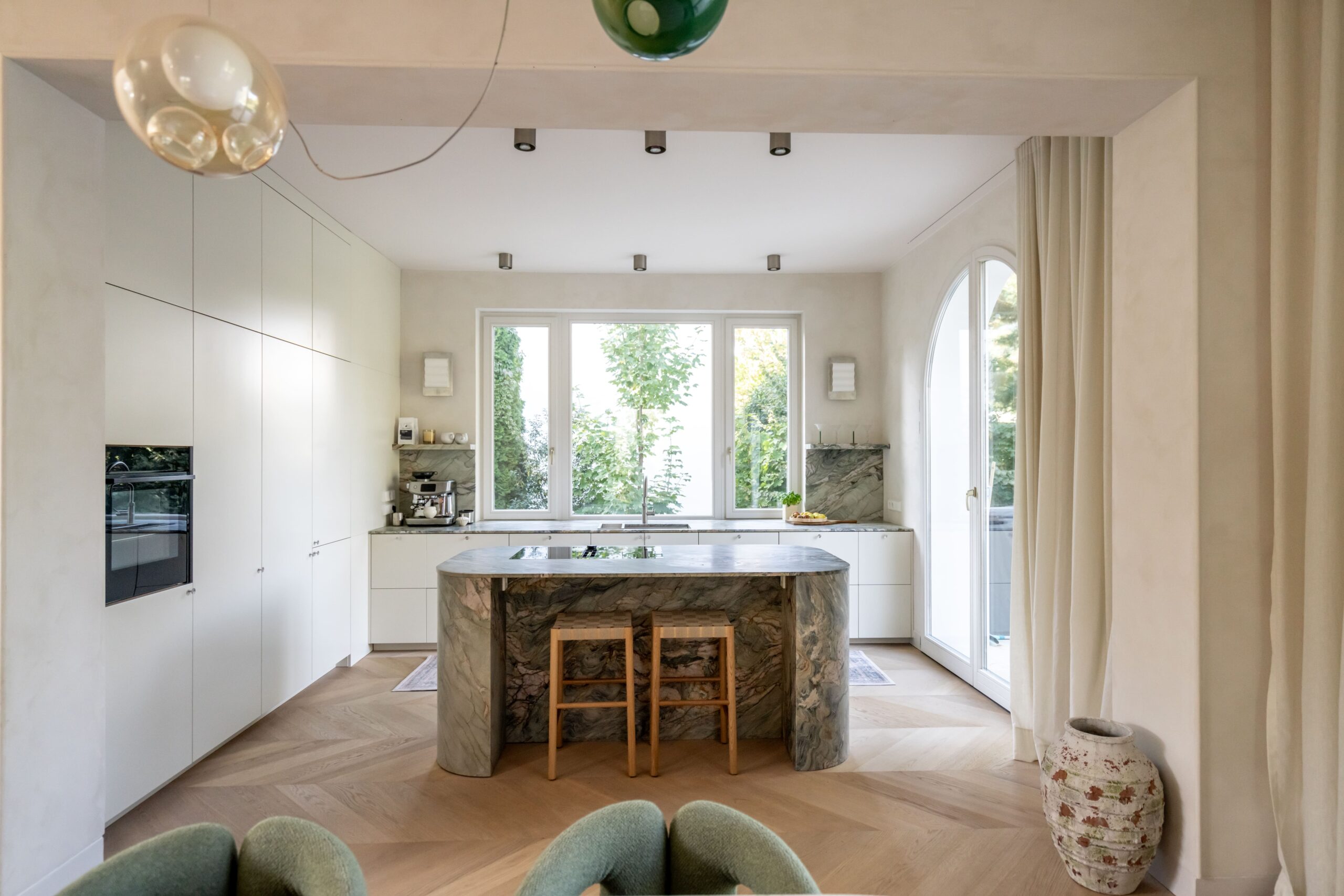 Blick vom Esszimmer in die Küche